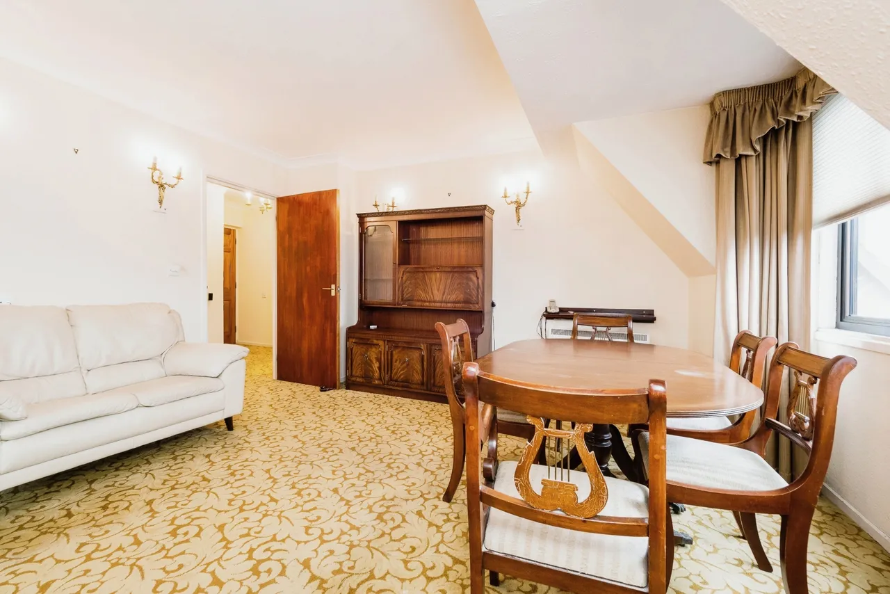 High Road, London, E18, photo 5