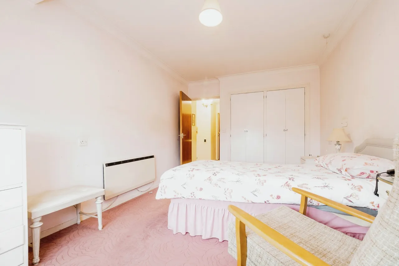 High Road, London, E18, photo 10