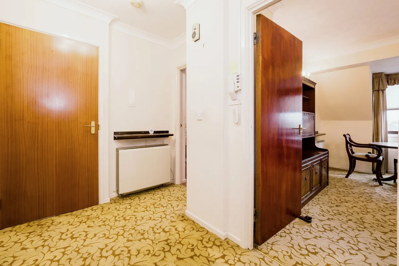 High Road, London, E18, photo 6