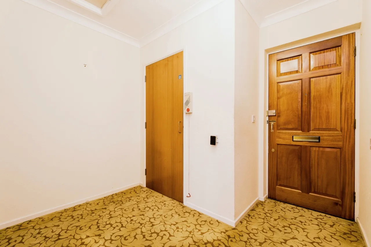 High Road, London, E18, photo 17