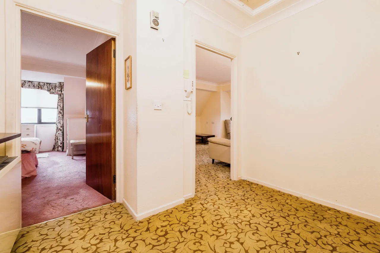 High Road, London, E18, photo 20