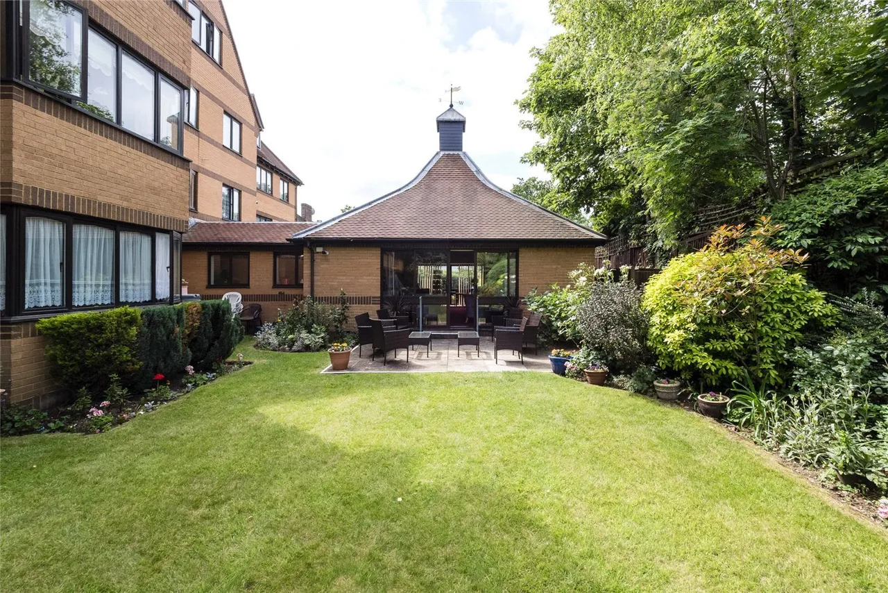 High Road, London, E18, photo 11