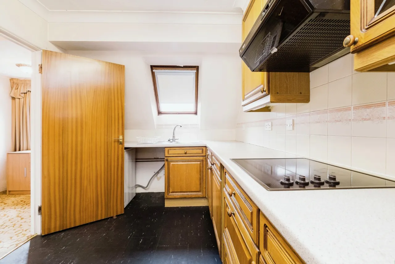 High Road, London, E18, photo 3