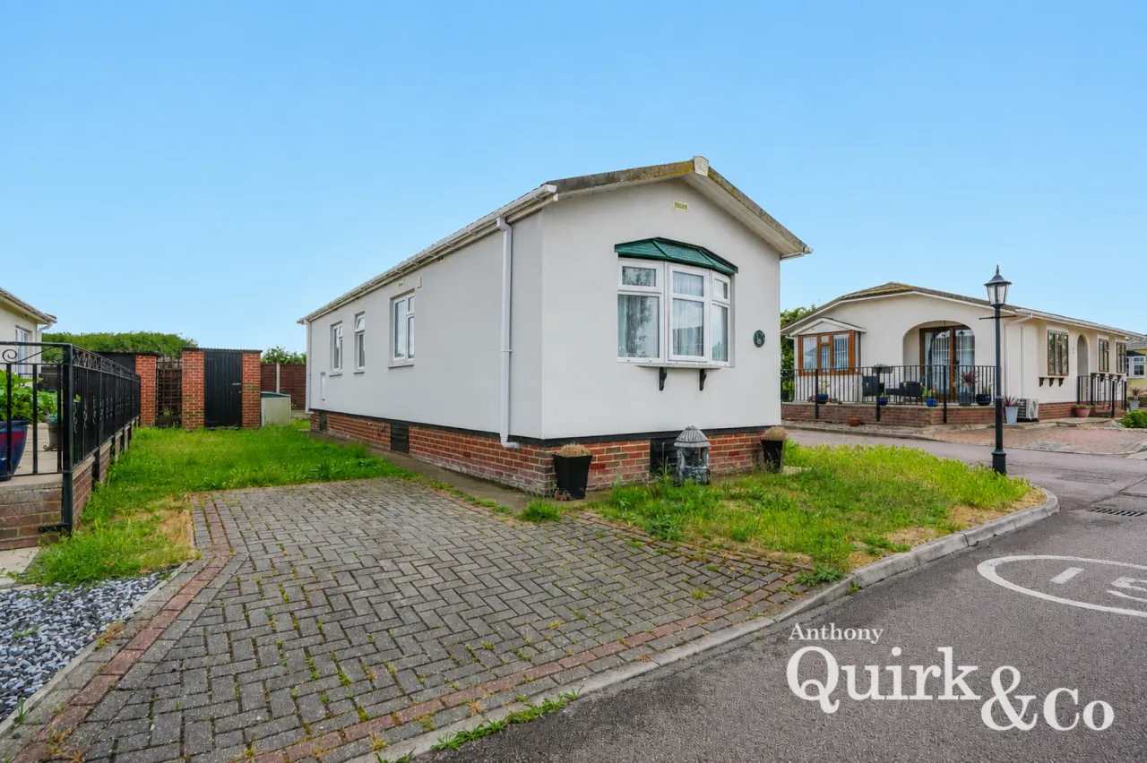 2 bed property for sale, Creek Road, Canvey Island, SS8