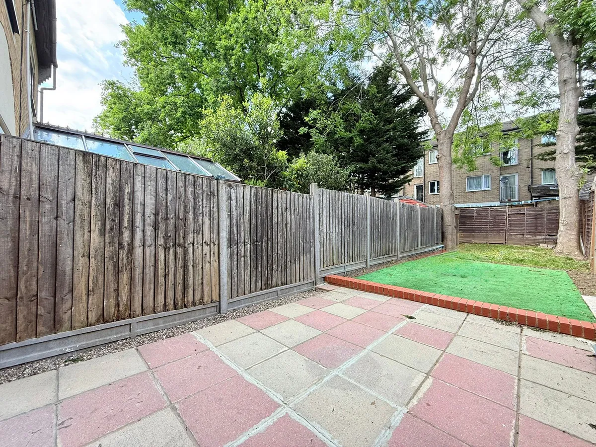 London, NW9, photo 14