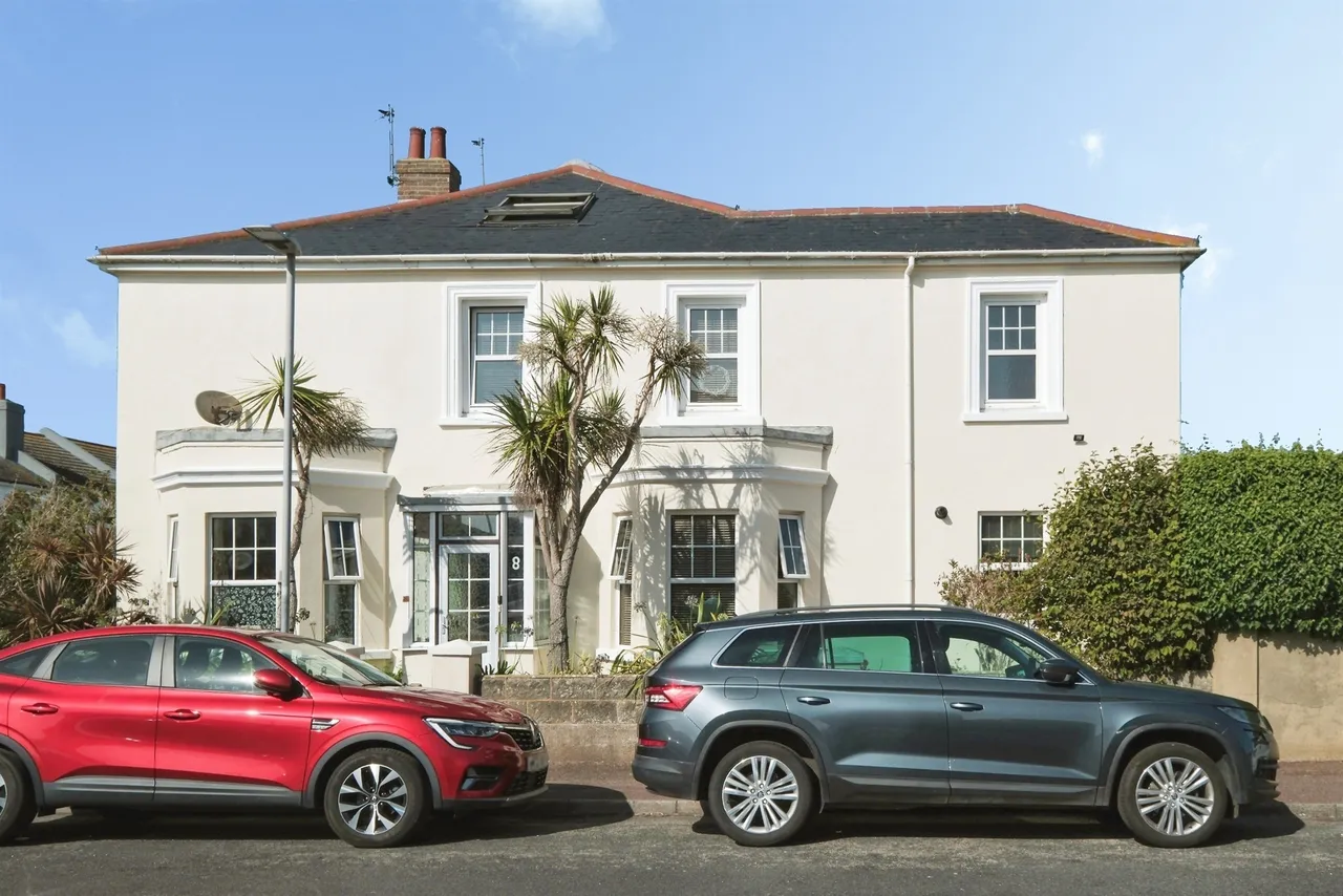 3 bed house for sale — Barden Road, Eastbourne