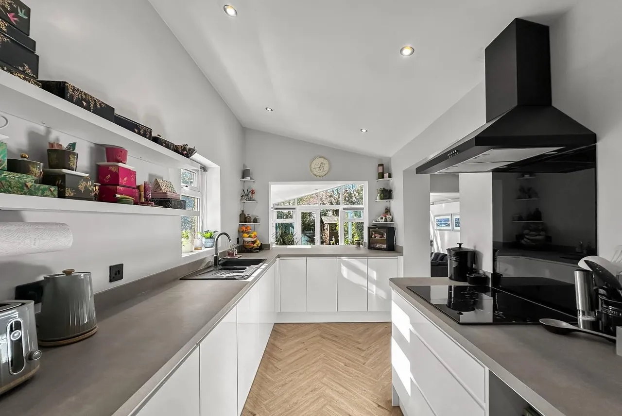 Beeston Avenue, Timperley, Cheshire WA15 7RX, photo 5