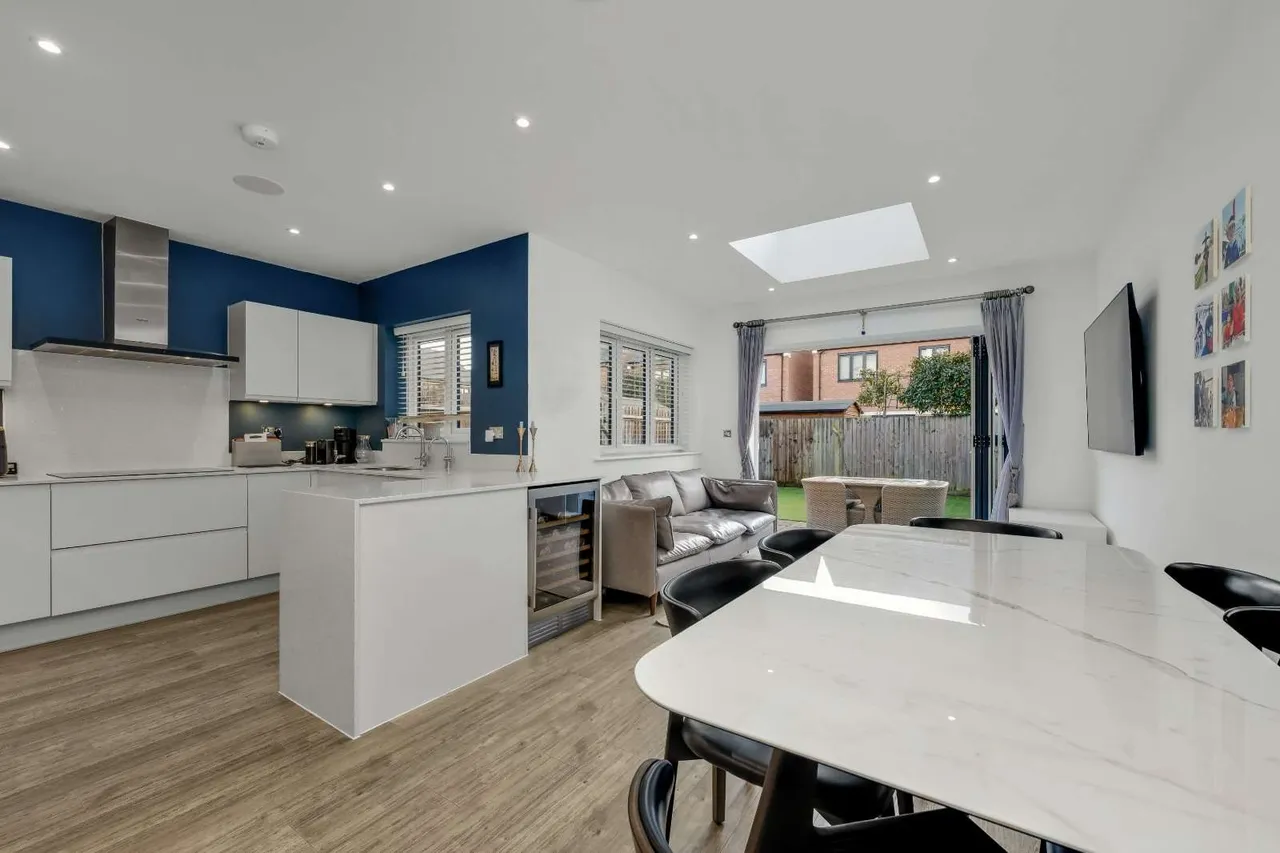 Carleton Avenue, East Molesey, Surrey, KT8 0AL, photo 6