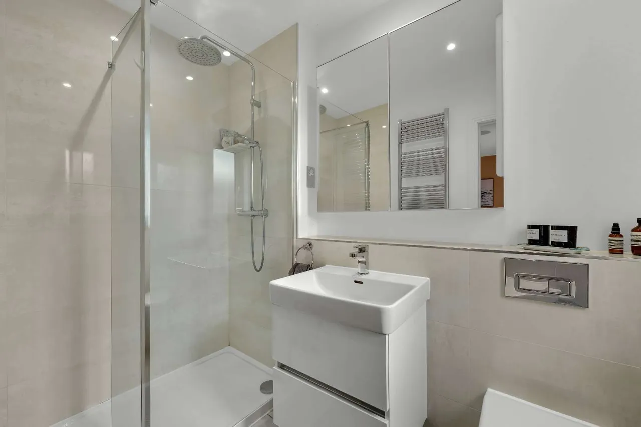 Carleton Avenue, East Molesey, Surrey, KT8 0AL, photo 12