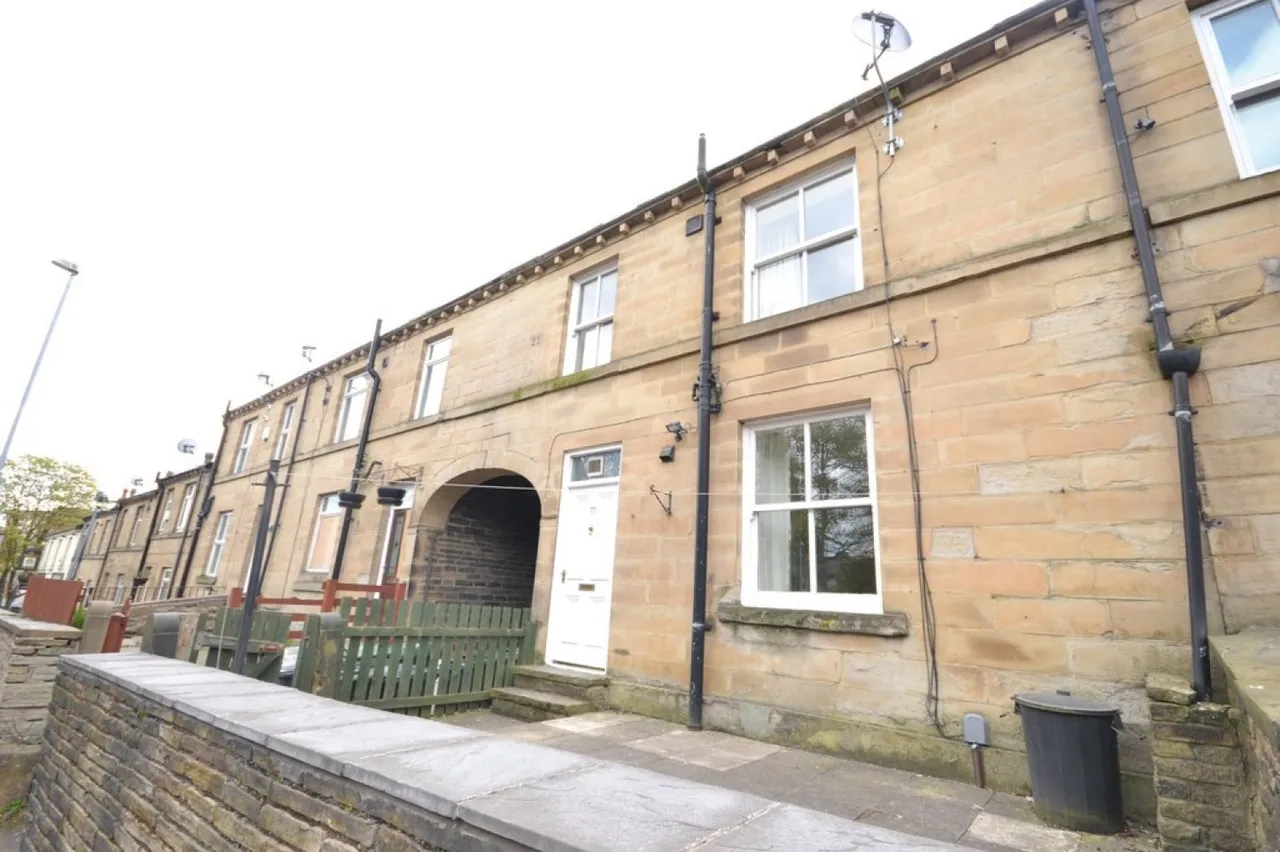 2 bed house to rent — Church Street, Paddock