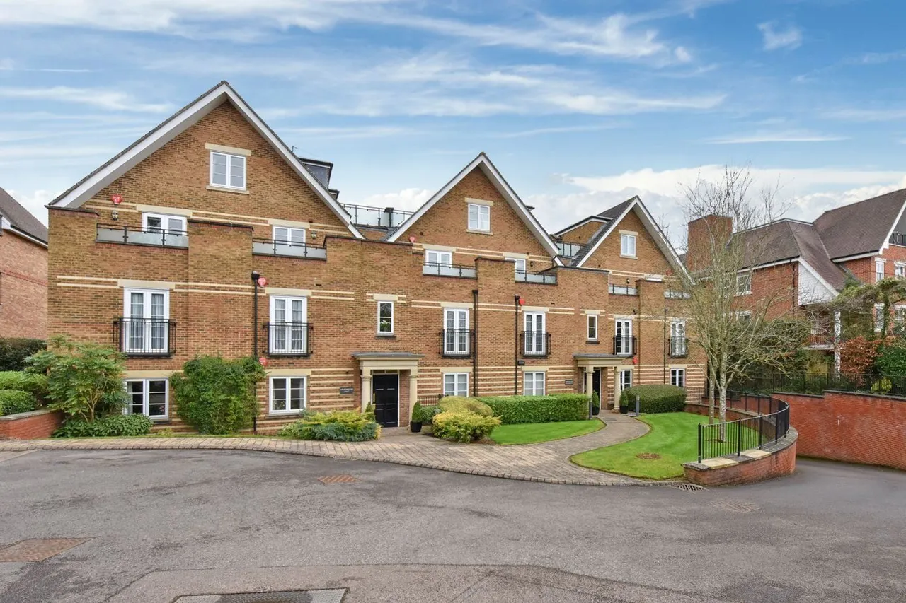 3 bed flat for sale — Ethorpe House, Packhorse Road, Gerrards Cross, Buckinghamshire, SL9 8HS