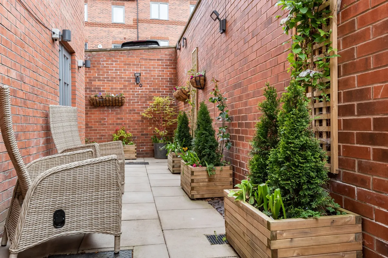 Victoria Gardens, Hyde Park, LS6, photo 9