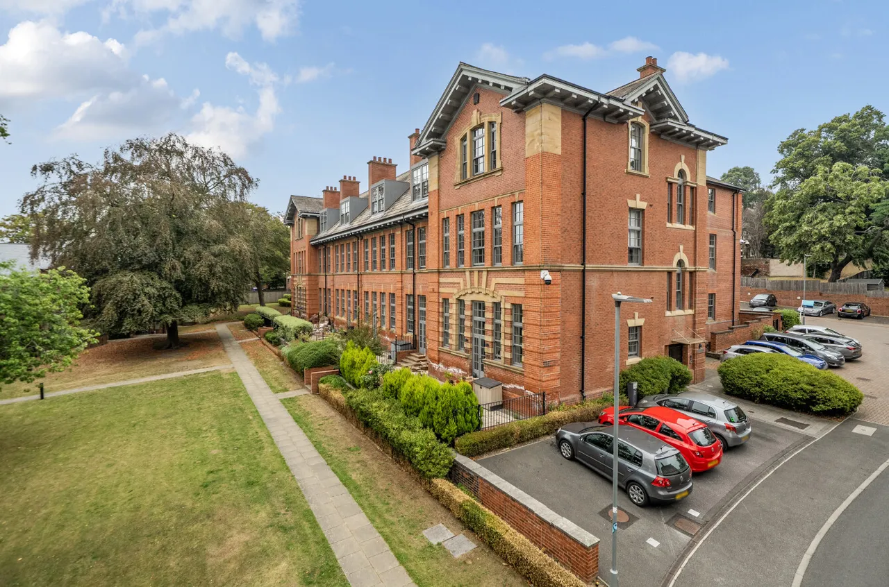 2 bed flat for sale, Victoria Gardens, Hyde Park, LS6