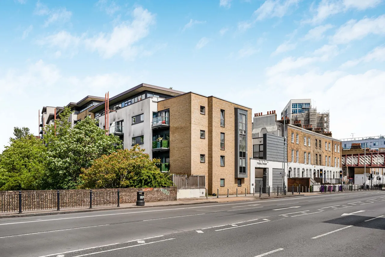 Commercial Road, London, E14, photo 3