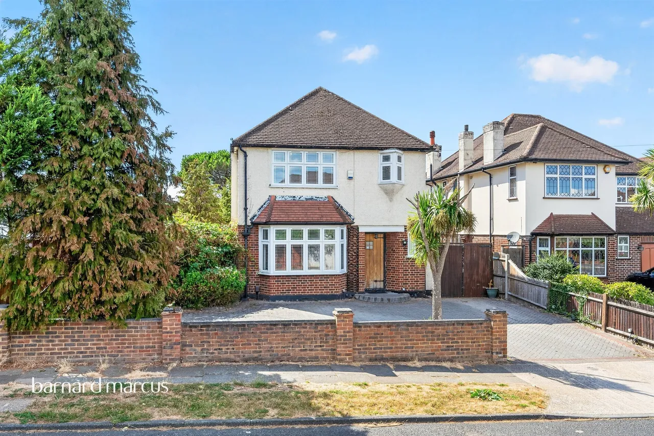 3 bed house for sale — Avondale Avenue, Worcester Park