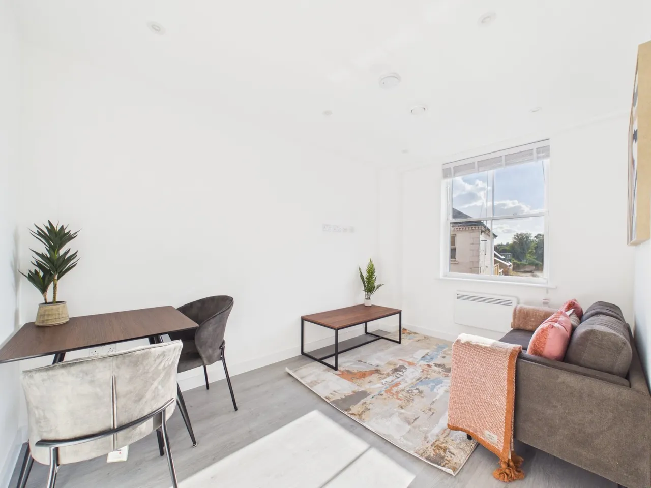 1 bed house to rent, Station Road, Egham