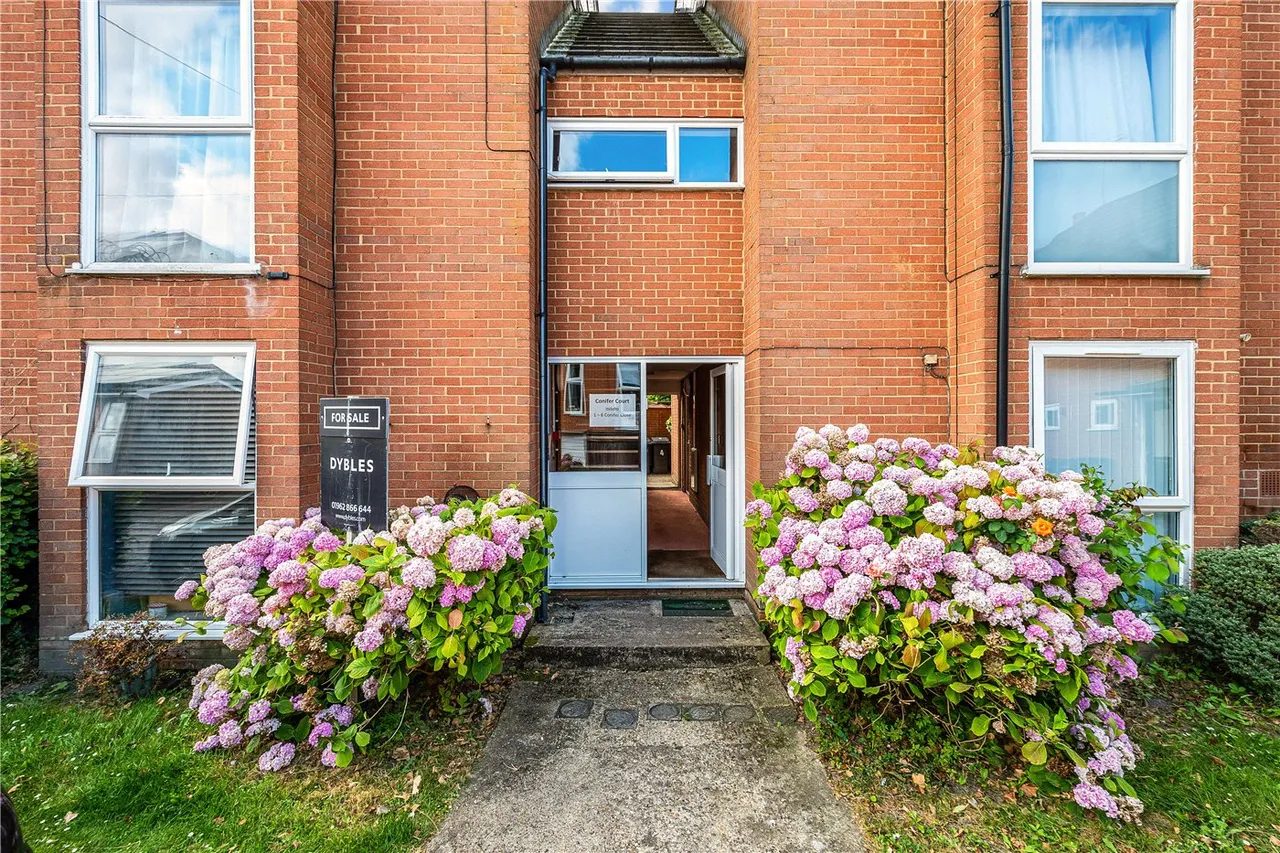 2 bed flat for sale — Conifer Close, Winchester, Hampshire, SO22