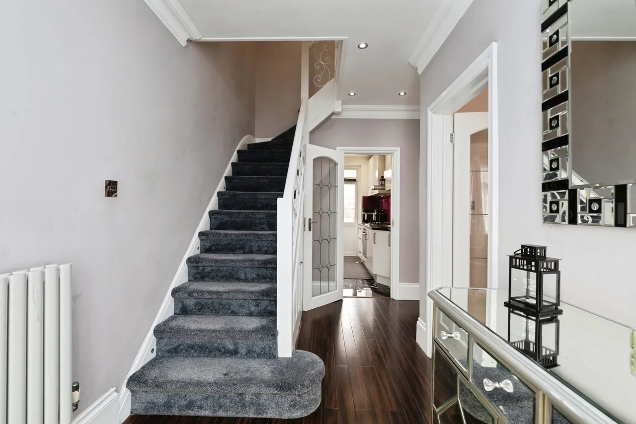 Otley Drive, Ilford, IG2, photo 2