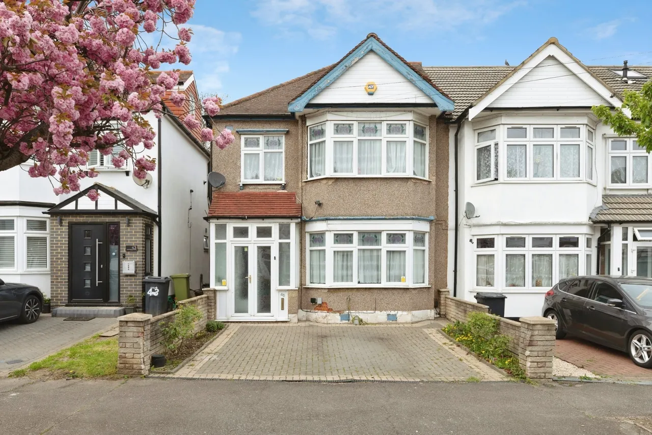 3 bed house for sale — Otley Drive, Ilford, IG2