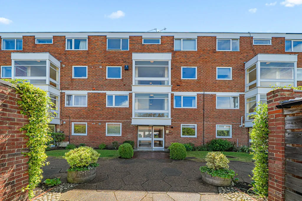 Hersham Road, Walton-On-Thames KT12 1RF, photo 11