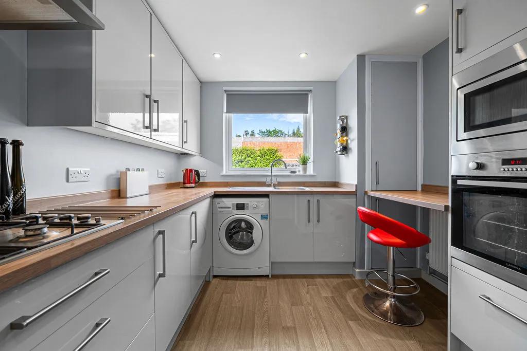 Hersham Road, Walton-On-Thames KT12 1RF, photo 2