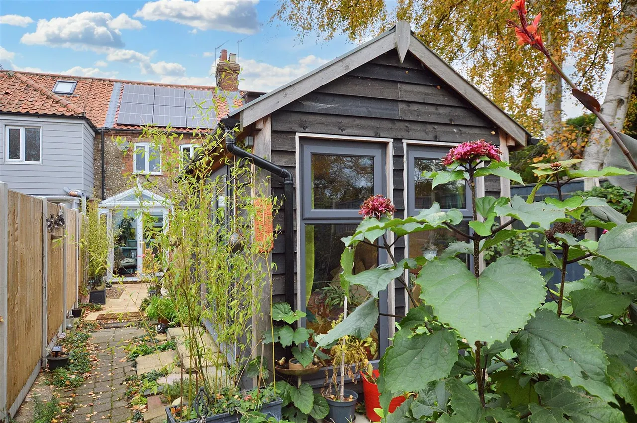 2 bed house for sale, Fakenham Road, Briston, NR24