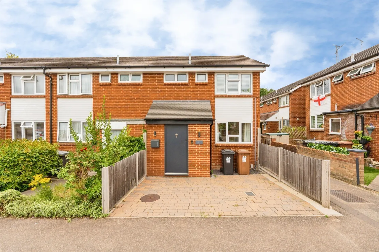 3 bed house for sale — Cooks Mead, Bushey