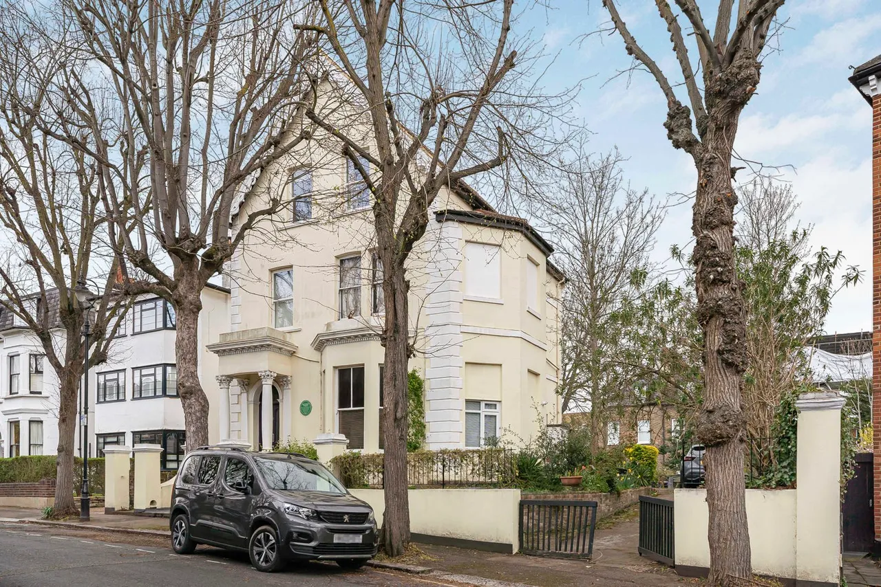 Avenue Crescent, London, W3, photo 14