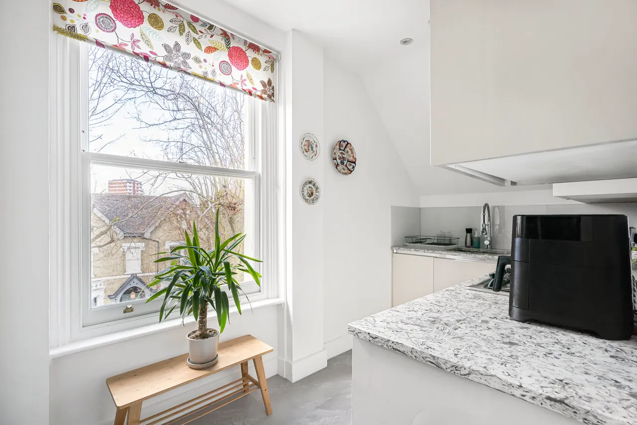 Avenue Crescent, London, W3, photo 17