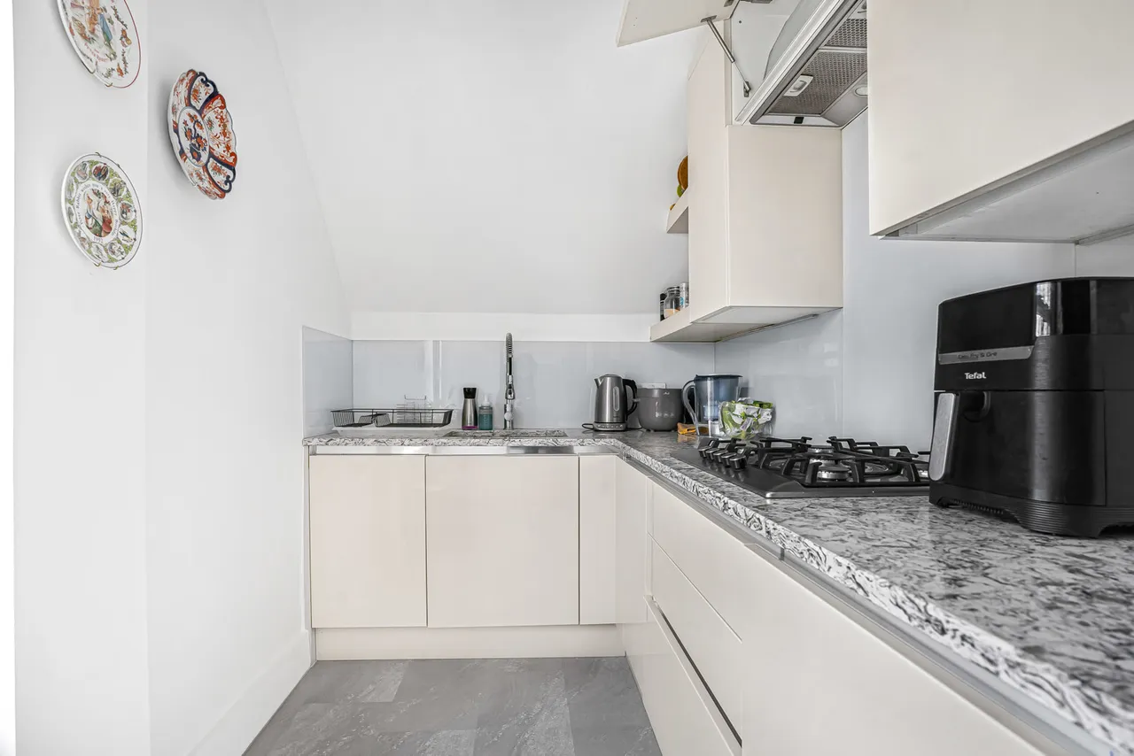 Avenue Crescent, London, W3, photo 16