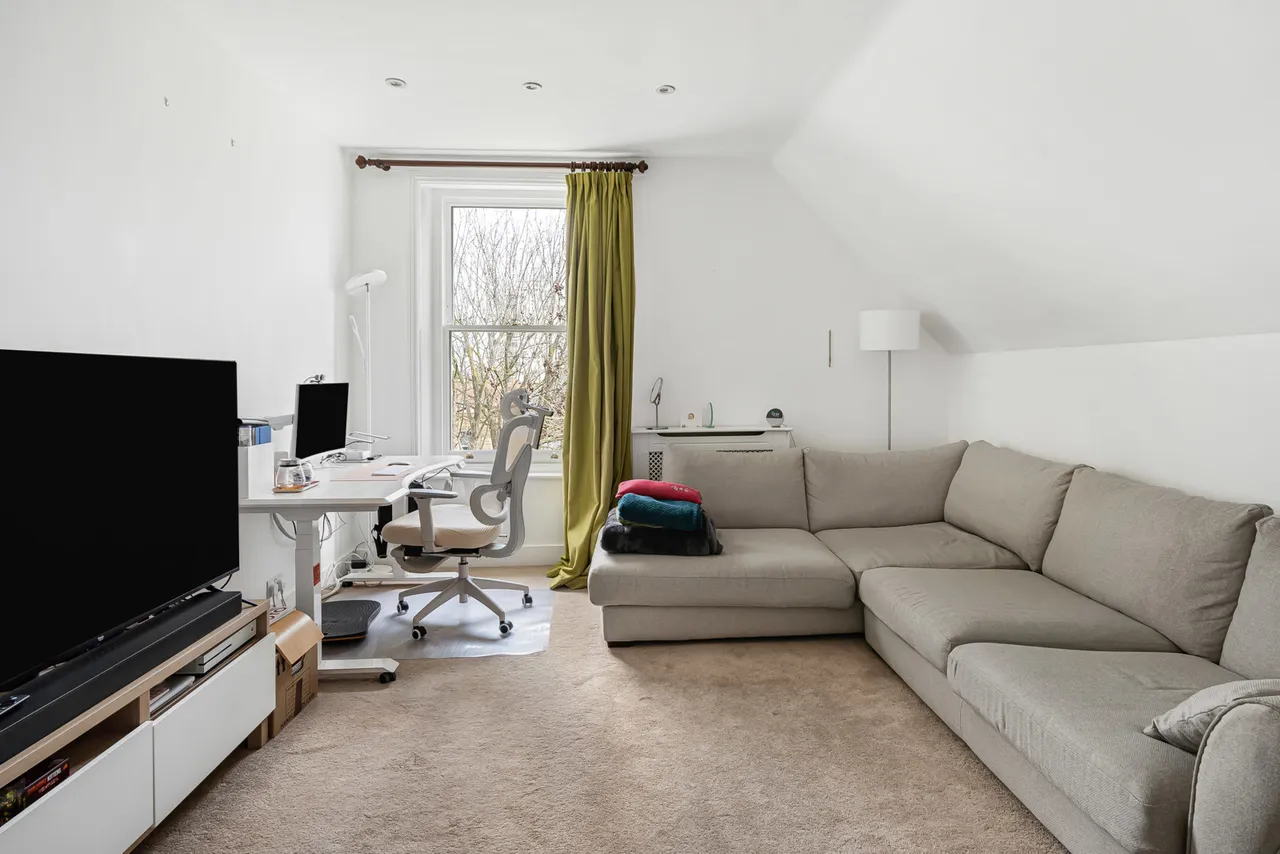 Avenue Crescent, London, W3, photo 2