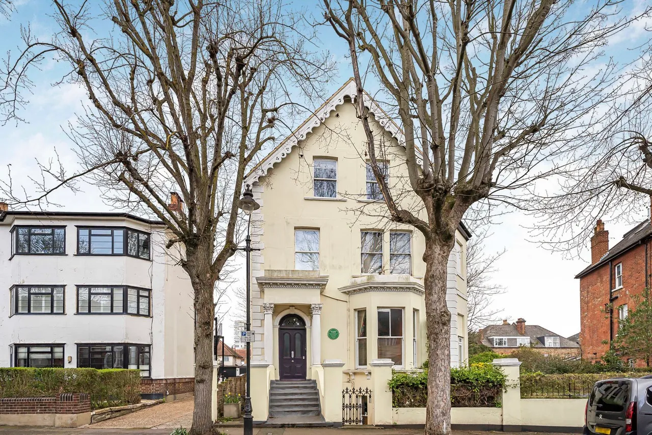 2 bed flat for sale, Avenue Crescent, London, W3