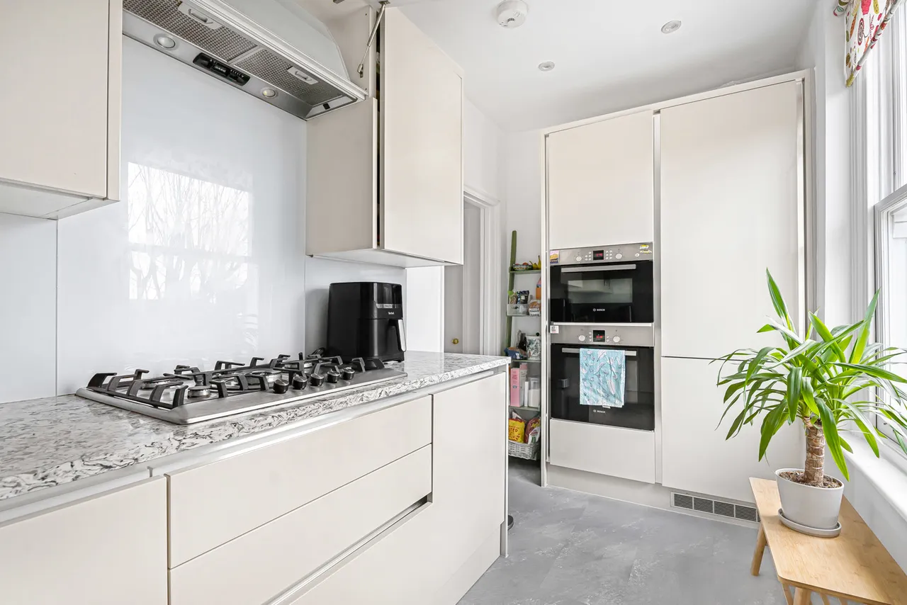 Avenue Crescent, London, W3, photo 15