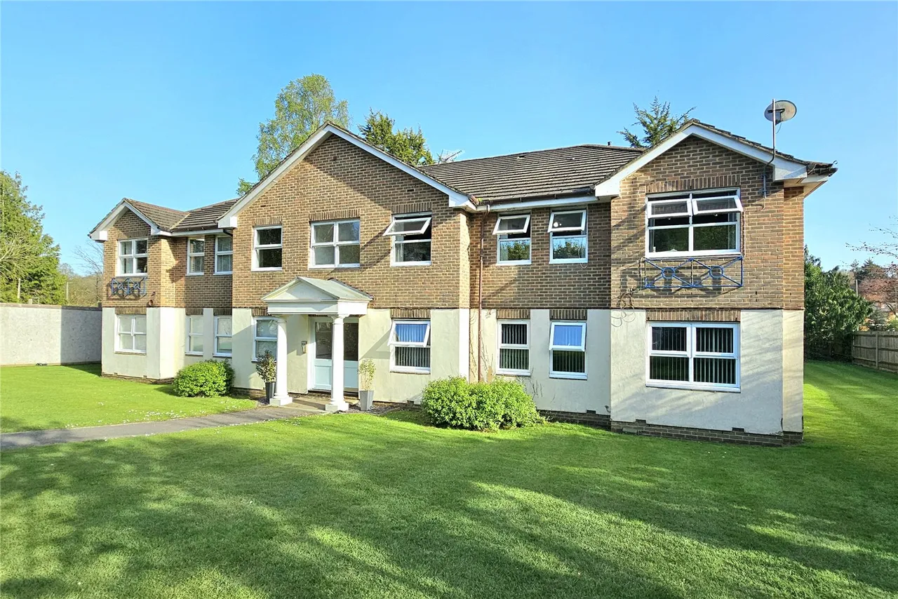 1 bed flat for sale, Pear Tree Court, The Maultway North, GU15