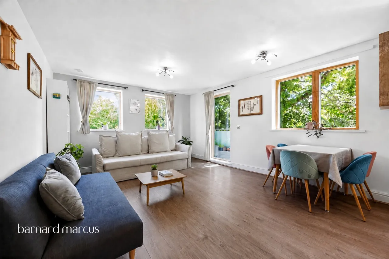 2 bed flat for sale — Sanderstead Road, South Croydon