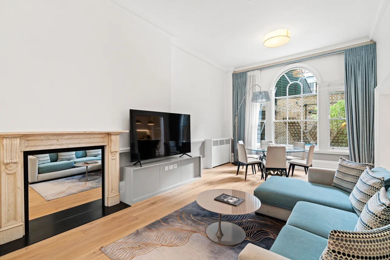 2 bed flat to rent, Hertford Street, Mayfair, W1J