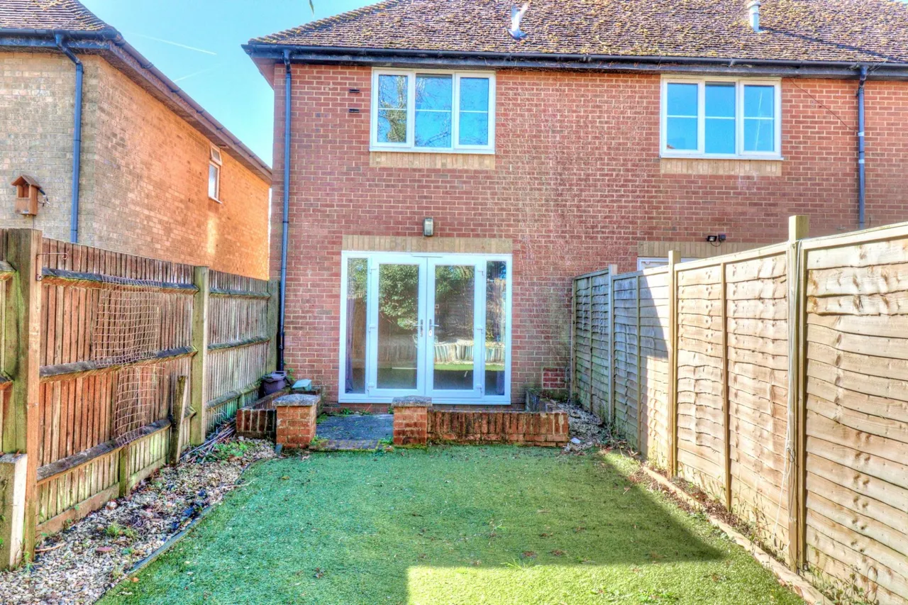 Gardens Close, Stokenchurch, HP14, photo 8