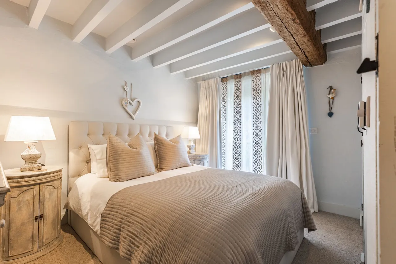 Beautifully Renovated Brick and Flint, photo 7