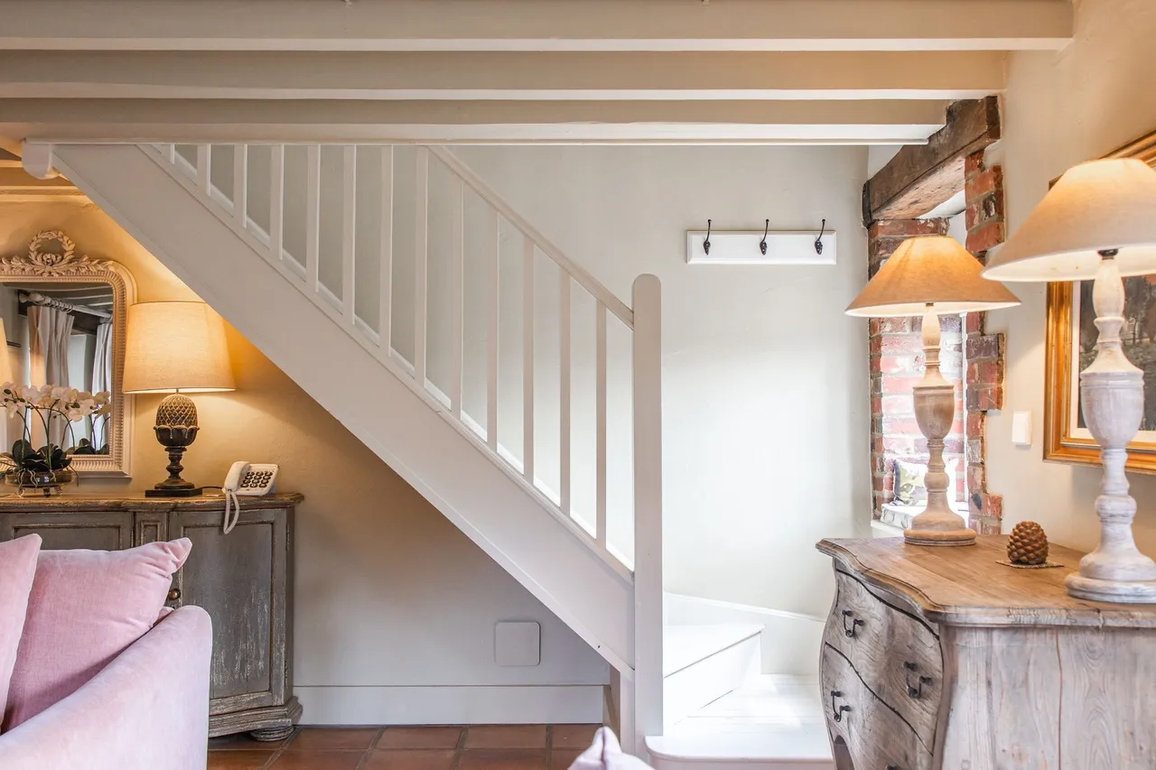 Beautifully Renovated Brick and Flint, photo 9