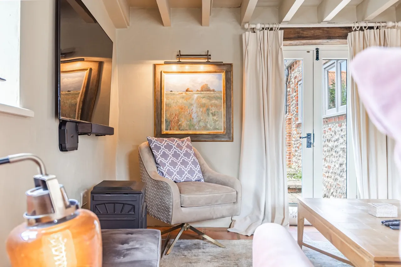 Beautifully Renovated Brick and Flint, photo 6