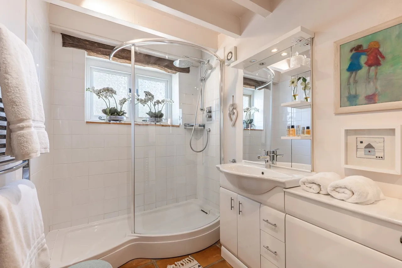 Beautifully Renovated Brick and Flint, photo 8