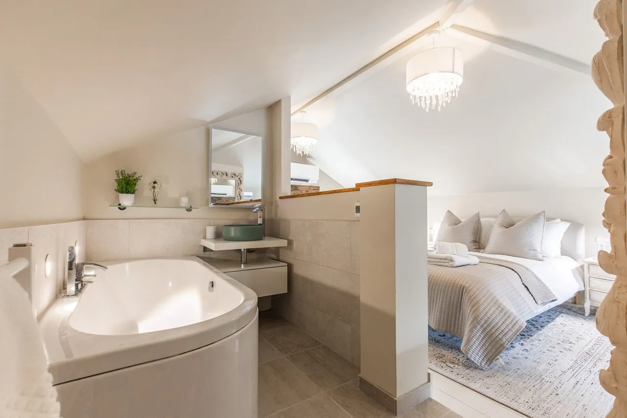 Beautifully Renovated Brick and Flint, photo 12