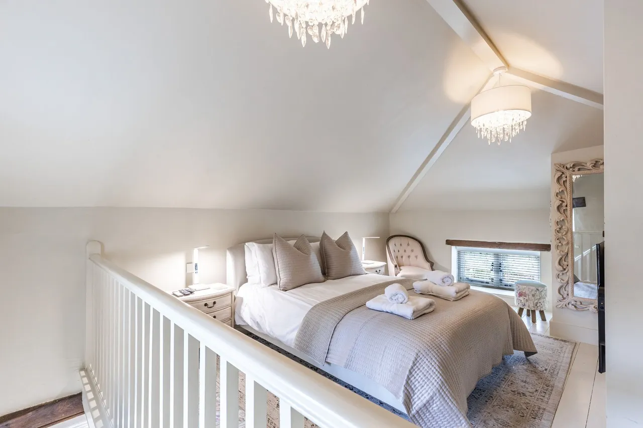 Beautifully Renovated Brick and Flint, photo 11
