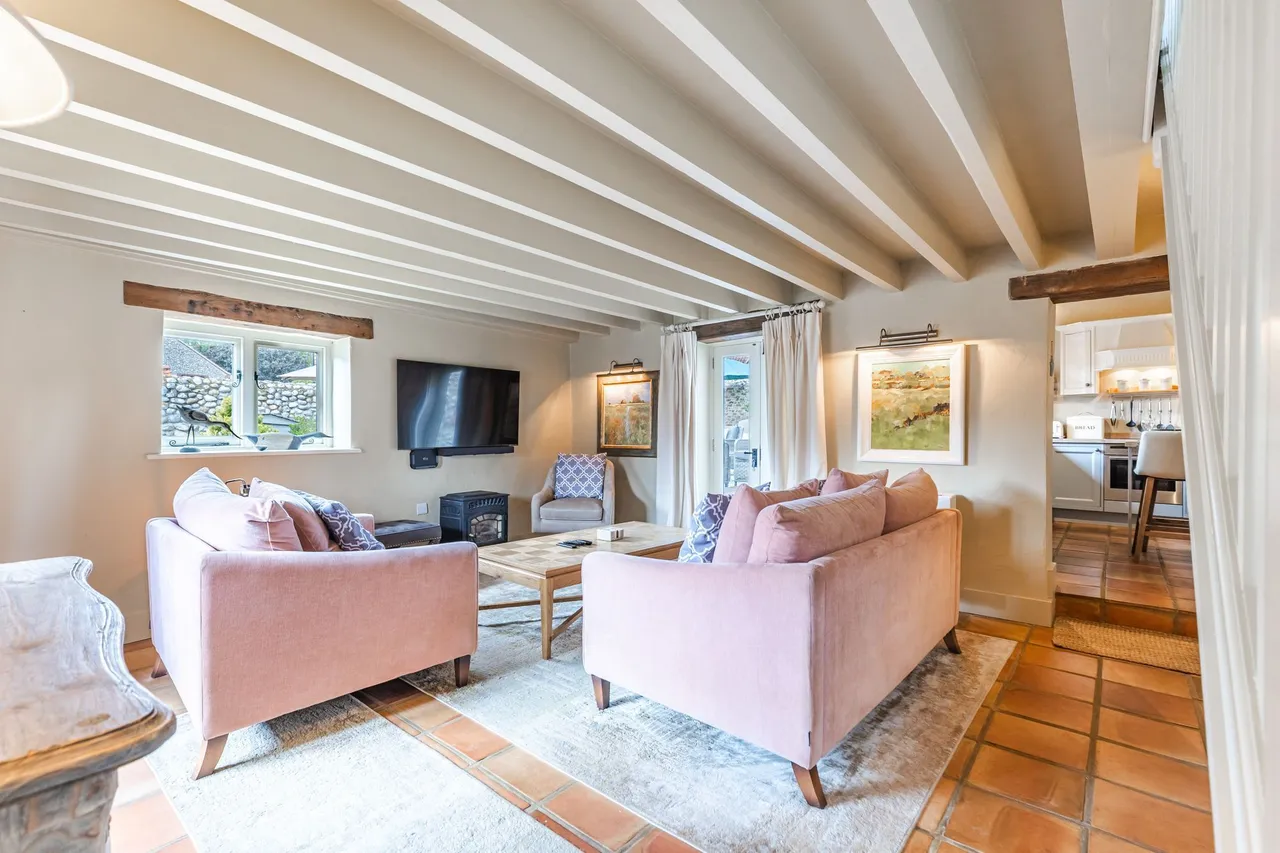 Beautifully Renovated Brick and Flint, photo 2