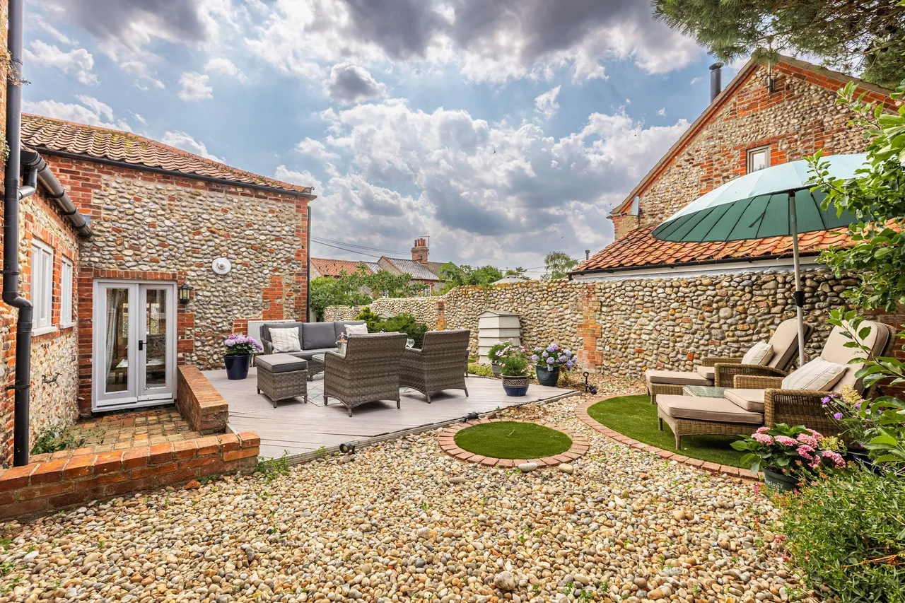 2 bed house for sale, Beautifully Renovated Brick and Flint