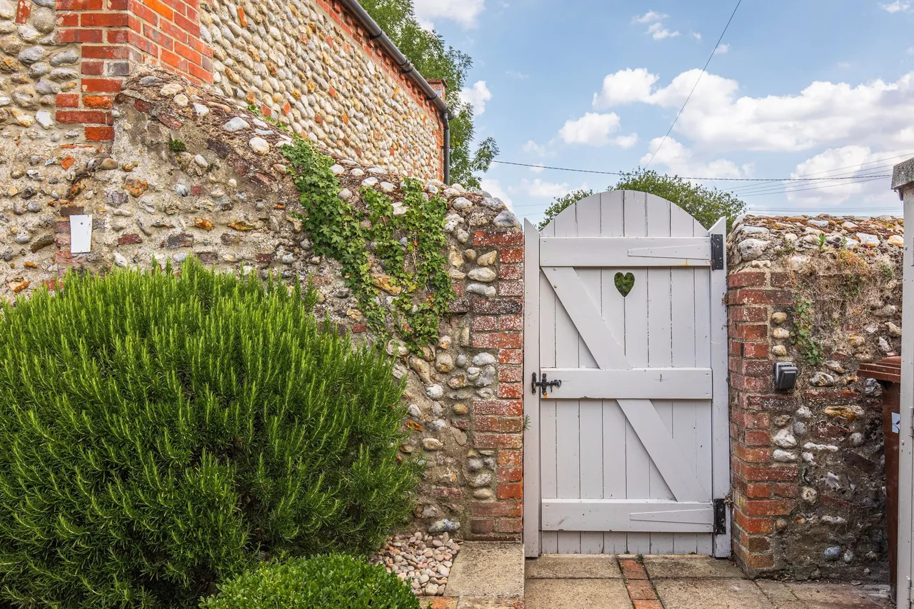 Beautifully Renovated Brick and Flint, photo 14