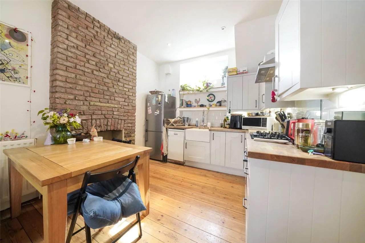 2 bed flat for sale, Axminster Road, London, N7