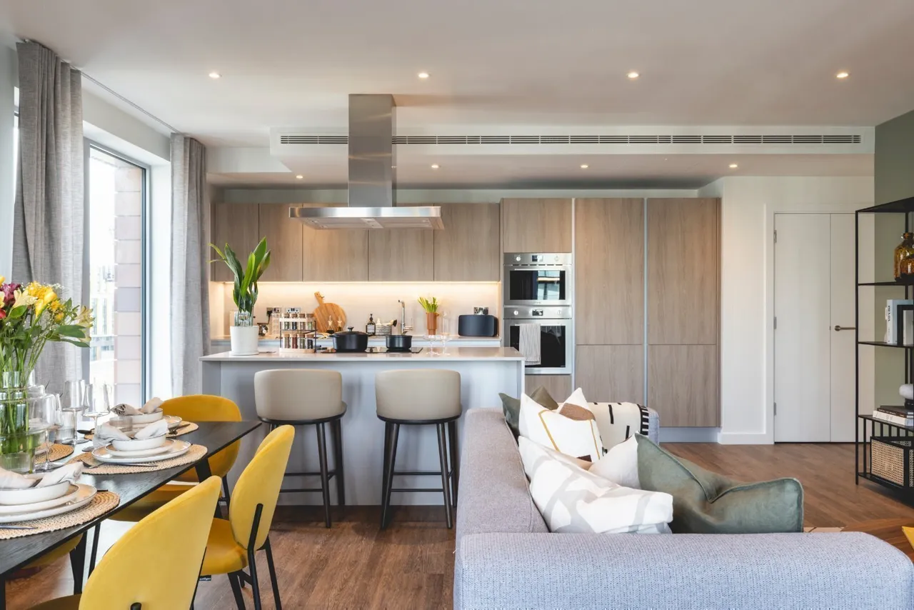 2 bed flat to rent, Nine Elms Lane, London, SW11