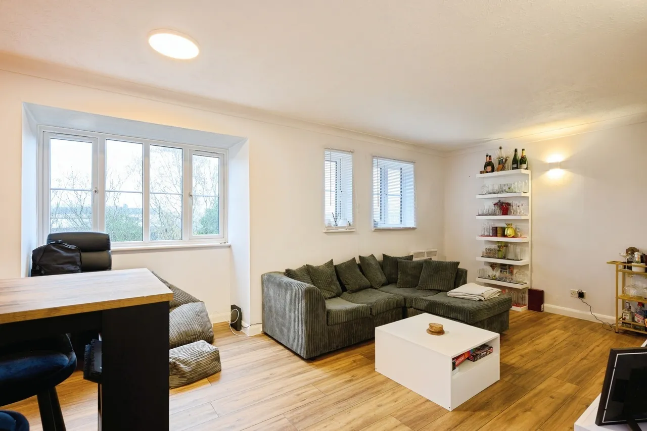 1 bed flat for sale, Garlands Road, Redhill, RH1