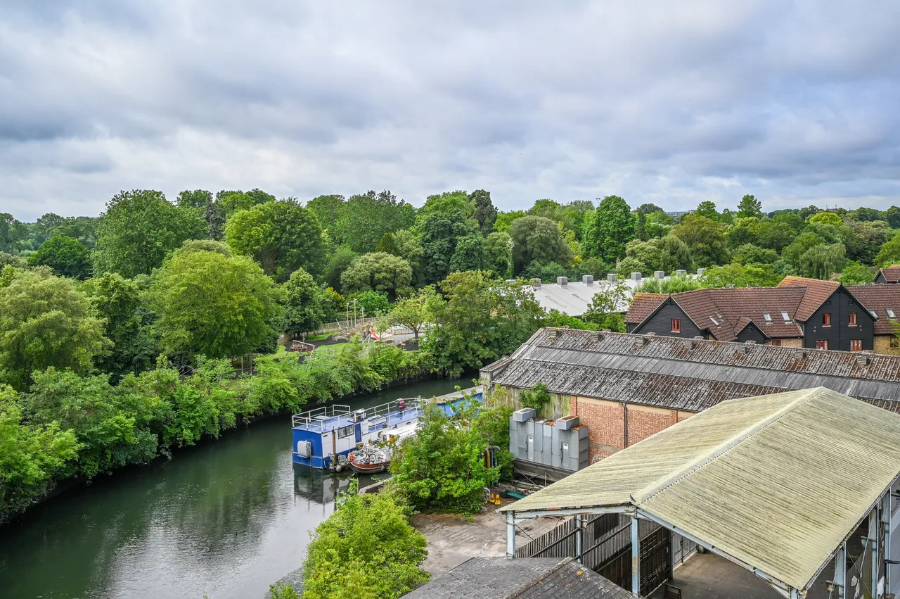 Brentford, TW8, photo 5